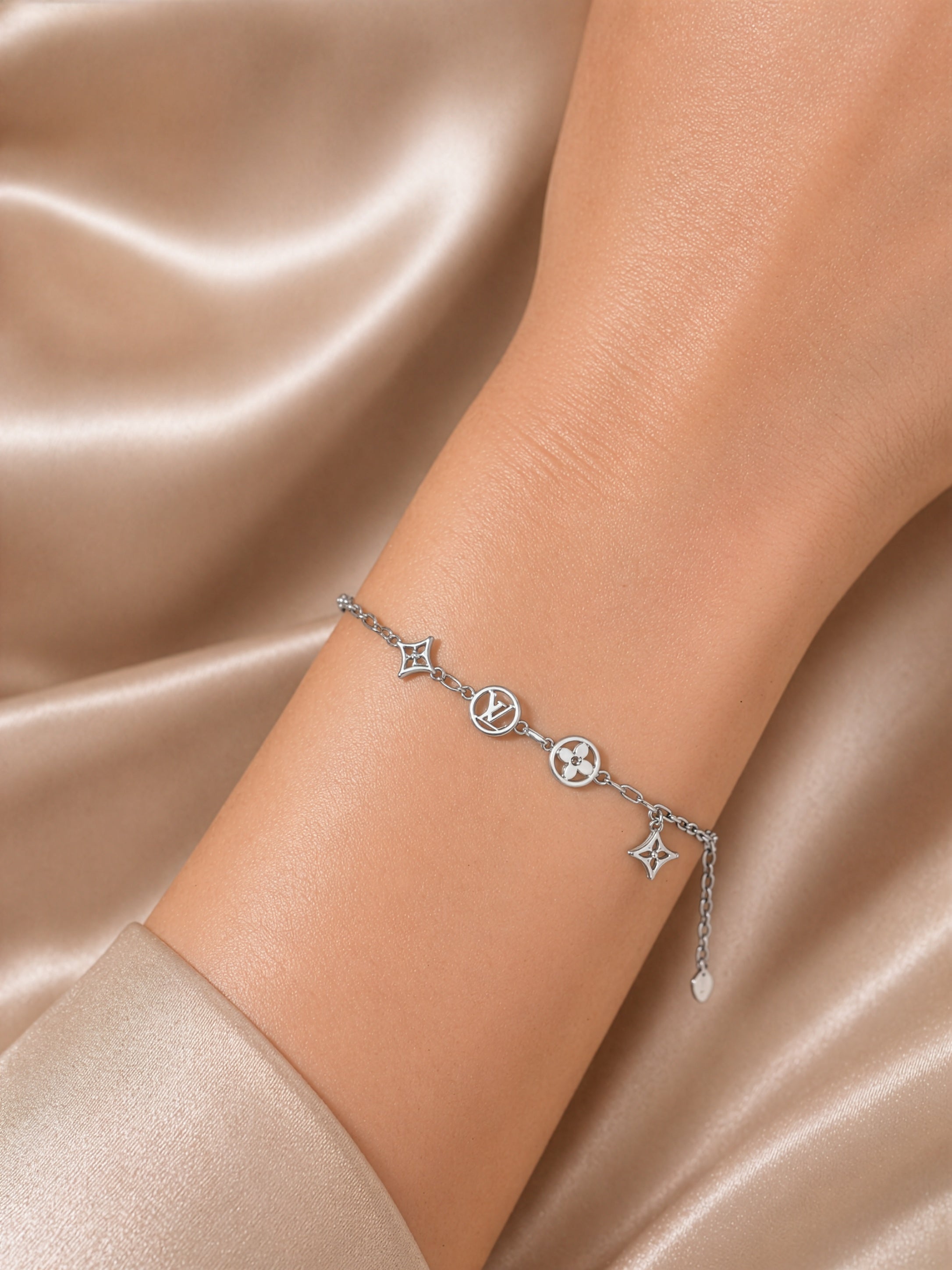Minimal Charm Link Bracelet